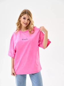 Detail des Like Sunshine Schriftzugs auf dem gewaschenen rosaroten Vintage-Baumwollshirt