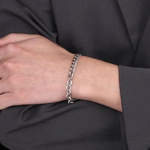 Détail d'un bracelet en acier titane avec maille cubaine et fermoir OT au poignet