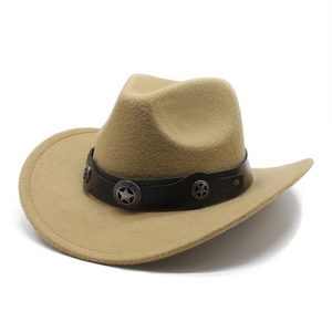 Détail du chapeau de cowboy en laine avec bandeau en cuir et ornements en étoile