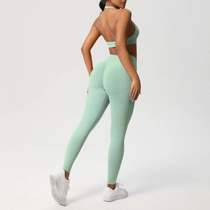Dettaglio del reggiseno sportivo verde menta con incrocio sulla schiena e leggings yoga