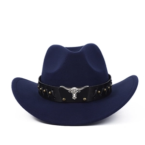 Détail d'un chapeau de cow-boy bleu marine avec bandeau en cuir et boucle tête de taureau