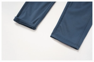 Détail des coutures plates et de la texture brossée du legging de yoga bleu