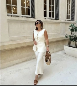 Gilet sans manches en maille blanche avec jupe longue en satin dans un cadre élégant