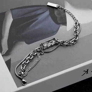 Dettaglio del bracciale multistrato argento hip-hop con zircone grigio su rivista