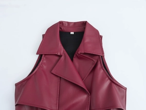 Detail van bordeauxrode kunstlederen bodywarmer met brede revers en voering