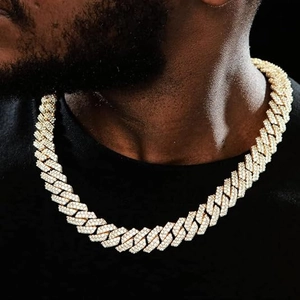 Collier Cuban Link doré hip hop serti de diamants sur un mannequin avec fond noir