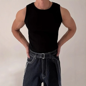 Débardeur de sport ajusté en maille côtelée noire pour homme avec jean denim gris foncé
