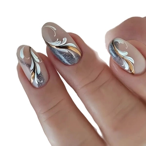 Unghie finte a mandorla eleganti con base nude, motivi a foglia e glitter argentati