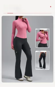 Détail de la veste rose à fermeture éclair et du pantalon de yoga à poches cargo