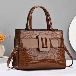 Sac à main marron effet crocodile avec détails dorés et bandoulière amovible incluse