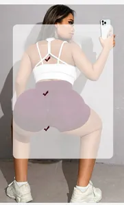 Dettaglio degli shorts da yoga viola senza cuciture a vita alta con trama push-up glutei