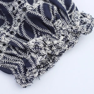 Elegantes marineblaues V-Ausschnitt Kleid mit weißer Blumen-Lochstickerei Stickerei