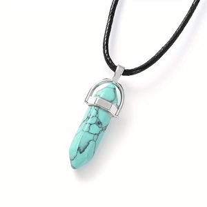 Vue macro d'un pendentif prisme hexagonal en turquoise avec fermoir en argent
