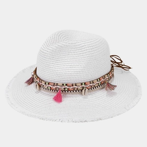 Chapeau de soleil blanc avec bande bohème, pompons roses et détails de coquillages