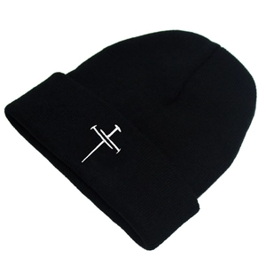 Bonnet en maille côtelée noire avec broderie croix blanche pour la chaleur hivernale