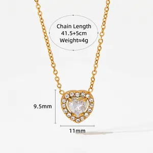 Collier élégant en acier doré avec pendentif cœur en zircon et détails de taille
