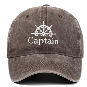 Detailansicht der Vintage-Basecap in Dunkelbraun mit Captain-Stickerei und Steuerrad-Symbol