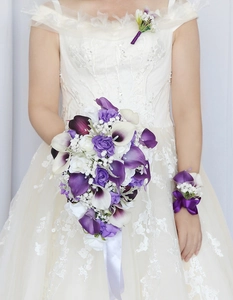 Detailed set of purple calla lily bridal bouquet, wrist corsage and boutonniere for wedding