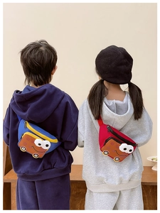 Detail of cartoon waffle-shaped nylon kids crossbody bags in red and blue color options