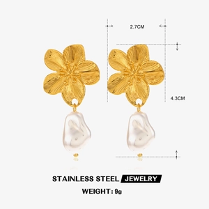 18K vergoldete Edelstahl-Blumenohrringe mit Perlenanhängern und Maßangaben für Damen