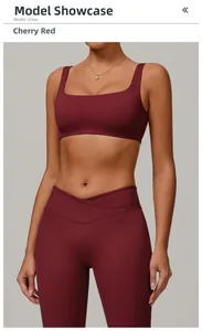 Details des kirschroten Sportsets mit eckigem Ausschnitt und hoher Taille Leggings