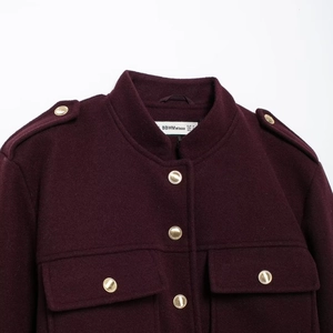 Cappotto da donna in lana bordeaux scuro con collo alto e bottoni in metallo dorato