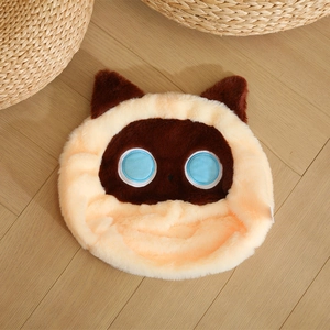 Cuscino peluche gatto siamese in morbida pelliccia sintetica su pavimento in legno