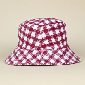 Gros plan du tissu vichy rouge et blanc d'un chapeau bob en coton très tendance