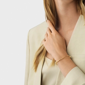 Bracelet nœud minimaliste en acier inoxydable plaqué or 18 carats au poignet