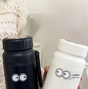 Macro view of 1000ml thermal flask featuring unique 3D eye stickers and matte finish