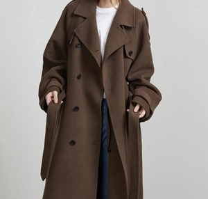Détail d'un manteau en laine marron avec boutons à double boutonnage et col à revers