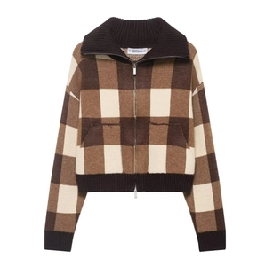 Détail du blouson aviateur en maille à carreaux avec motif patchwork marron et texture