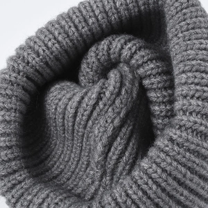 Dicke dunkelgraue Rippstrick-Wintermütze für Damen und Herren mit warmem Umschlag