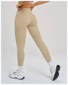 Détail du legging de yoga kaki avec poche latérale et couture en V pour l'effet liftant