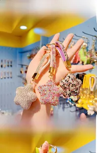 Funkelnder Stern-Schlüsselanhänger mit Strass-Lederband und goldenem Verschluss