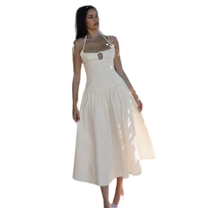 Robe mi-longue dos nu style français blanc crème avec découpes et taille ajustée évasée