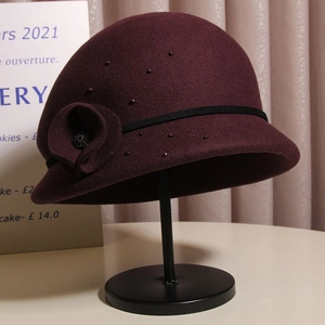 Elegante cappello cloche in lana bordeaux con fiore in feltro e perline delicate
