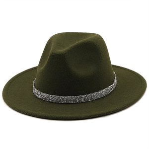 Détail de la bande pailletée argentée sur un chapeau fedora en laine vert olive