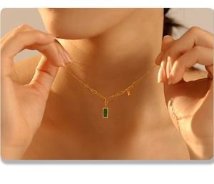 Detalle de collar chapado en oro de 18K con piedra cuadrada verde malaquita al cuello