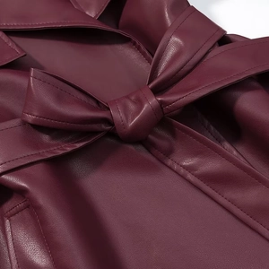 Long manteau en similicuir bordeaux avec détail élégant de ceinture nouée