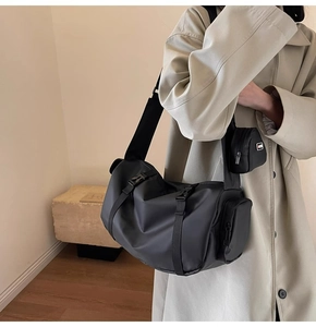 Modèle portant un grand sac de sport étanche noir avec une petite pochette zippée assortie