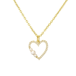 Détail du collier pendentif coeur doré orné de cristaux brillants et perles blanches