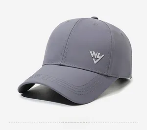 Vista laterale di un cappellino da baseball grigio ad asciugatura rapida con logo ricamato