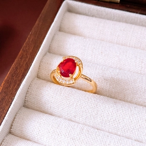 Vintage Goldring mit ovalem rotem Edelstein und Zirkonia-Akzenten in einer Geschenkbox