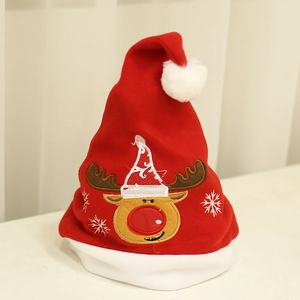 Cappello di Natale classico in peluche rosso con ricamo di renna e pompon bianco