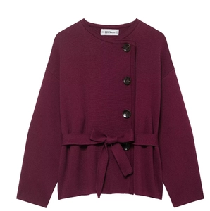 Dunkelburgunderrote Strickjacke mit asymmetrischen Marmorknöpfen und Bindegürtel