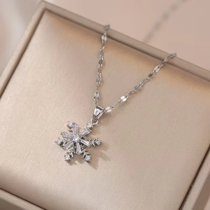 Elegante Halskette mit rotierendem Schneeflocken-Anhänger und Zirkonia auf Schmuckdose