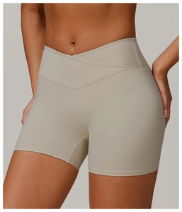 Detailansicht der High-Waist-Yogashorts mit gekreuztem V-Bund in hellem Beige