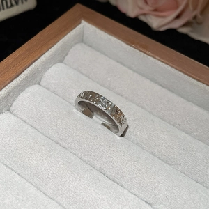 Close-up of silver hammered texture ring displayed in a premium velvet jewelry box