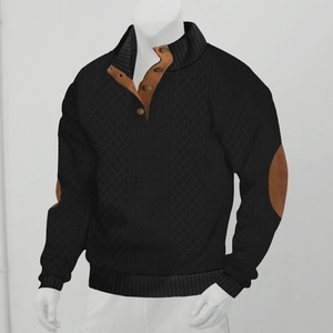 Détail du pull en maille noire pour homme avec col montant et coudières marron contrastées